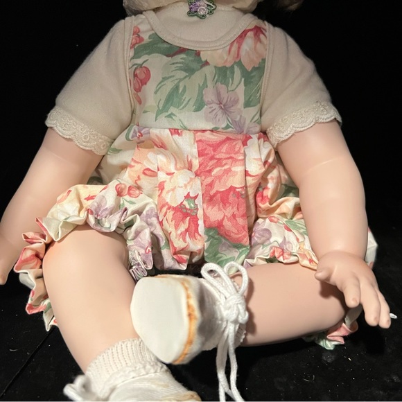 Hamilton Collection "Chelsea" Procelain Doll  1994. #0955D  in original Clothes - Picture 5 of 9